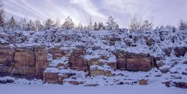 Wand van de steengroeve in de winter